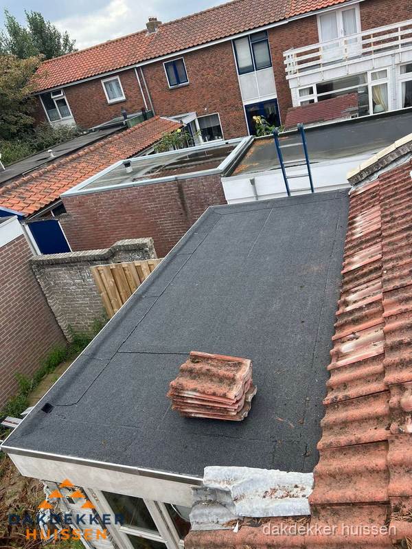 Aanbouw plat dak met reservepannen voor dakpannen vervangen in Huissen Aanbouw plat dak met reservepannen voor dakpannen vervangen in Huissen