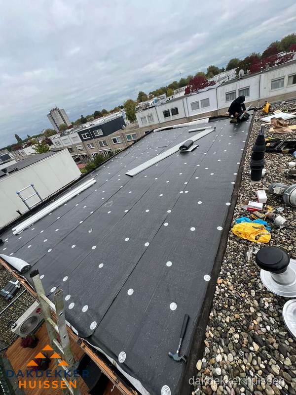 Dakleer vervangen op groot plat dak door dakdekker in Huissen Dakleer vervangen op groot plat dak door dakdekker in Huissen