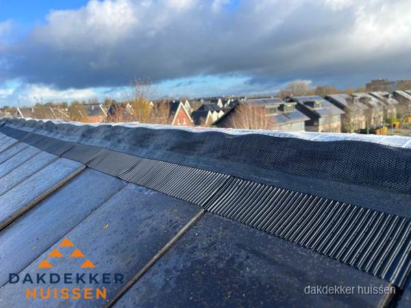 Dakisolatie bij de nok met ventilatieprofiel op schuin dak in Huissen Dakisolatie bij de nok met ventilatieprofiel op schuin dak in Huissen