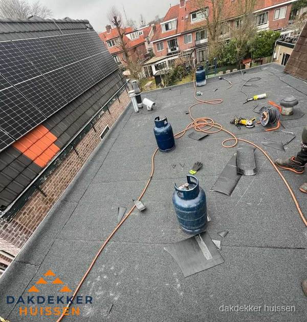 Daklekkage repareren met brandgereedschap op plat dak in Huissen Daklekkage repareren met brandgereedschap op plat dak in Huissen