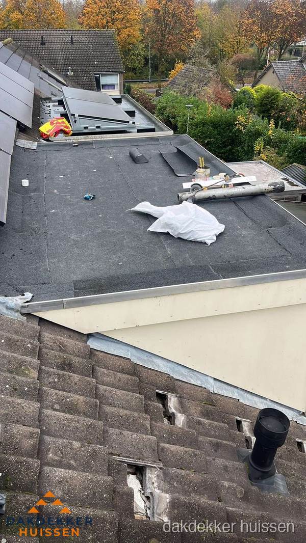 Beschadigde dakbedekking op plat dak voor reparatie in Huissen Beschadigde dakbedekking op plat dak voor reparatie in Huissen