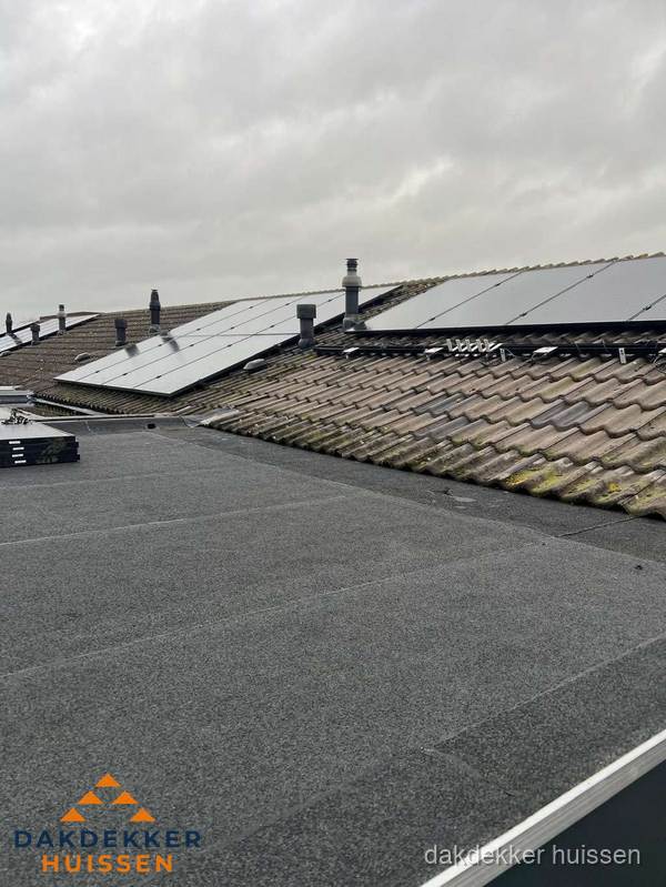 Bitumen dakbedekking op plat dak met aansluitend pannendak en zonnepanelen in Huissen Bitumen dakbedekking op plat dak met aansluitend pannendak en zonnepanelen in Huissen