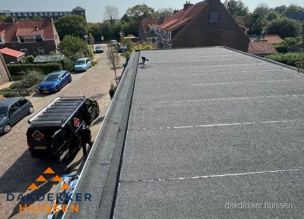 Nieuw bitumen plat dak met uitzicht over woonwijk in Huissen Nieuw bitumen plat dak met uitzicht over woonwijk in Huissen