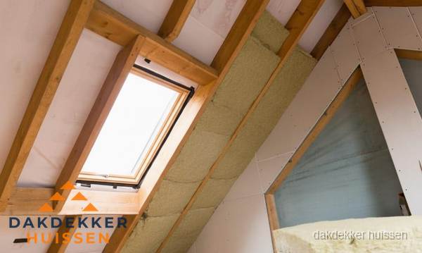 Isolatie schuin dak met steenwol en dakraam in Huissen Isolatie schuin dak met steenwol en dakraam in Huissen
