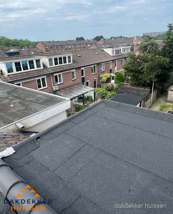 Vernieuwd plat dak met bitumen in woonwijk in Huissen Vernieuwd plat dak met bitumen in woonwijk in Huissen