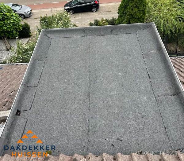 Nieuw aangebrachte bitumen dakbedekking op plat dak in Huissen Nieuw aangebrachte bitumen dakbedekking op plat dak in Huissen